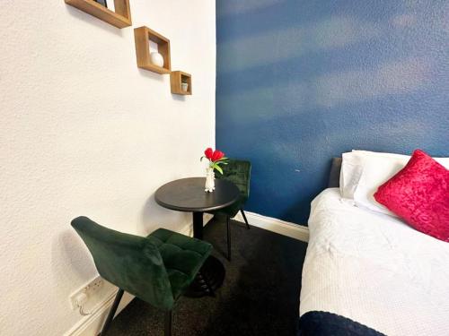 Habitación con cama, mesa y silla en A&A Luxury Stay Bettys en Pallion