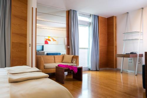 une chambre d'hôtel avec un lit et un canapé dans l'établissement Towers Hotel Stabiae Sorrento Coast, à Castellammare di Stabia