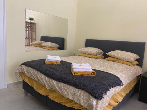 una camera da letto con un grande letto con asciugamani di Sunlit artist studio a Belgrado