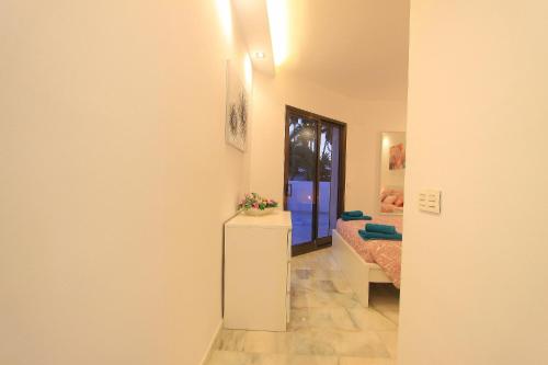 マルベーリャにある1108 Beachfront 2 apartments with roofterrace 80mtrgt; beach 3 poolsの廊下(ベッド1台付)