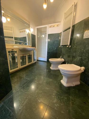 ein Badezimmer mit 2 WCs und einem Waschbecken in der Unterkunft Casa Livia in Genzano di Roma