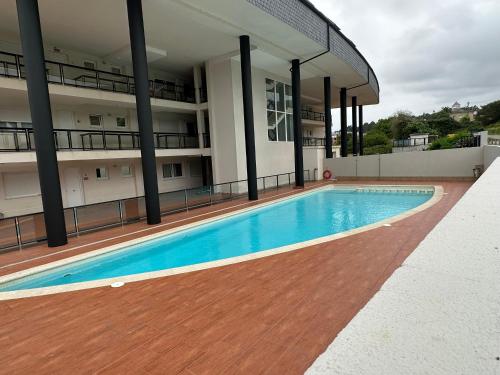 een zwembad in het midden van een gebouw bij Arnela Reinante in Barreiros