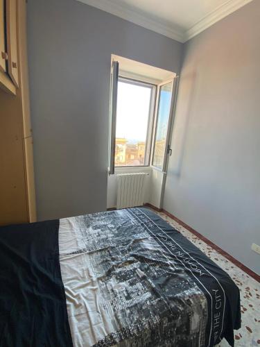 Schlafzimmer mit einem großen Bett und einem Fenster in der Unterkunft Casa Livia in Genzano di Roma