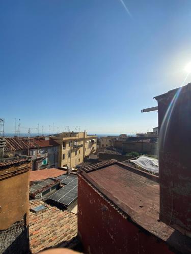 einen Blick auf die Dächer von Gebäuden in einer Stadt in der Unterkunft Casa Livia in Genzano di Roma