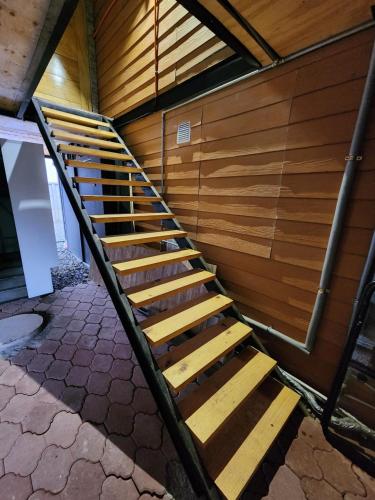 eine Treppe in einem Gebäude mit einer Holzwand in der Unterkunft Nui 2 apartamento in Punta Arenas