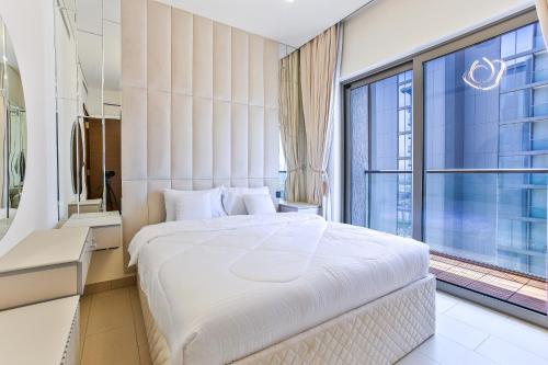 Postel nebo postele na pokoji v ubytování Luxury StayCation - Stylish Apartment With Balcony And City Views