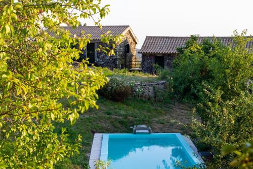 a swimming pool in the yard of a house at Horizontes Serranos in Tondela