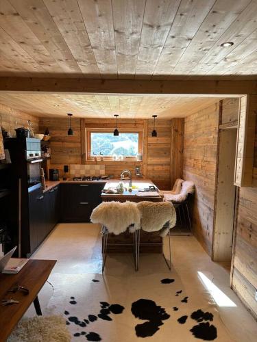 - une cuisine avec une table et un évier dans la chambre dans l'établissement Chalet Flobelle, à Entremont