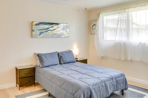 Un dormitorio con una cama grande y una ventana en Quaint Hilo Vacation Rental with Community Pool! en Hilo