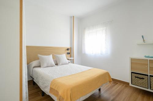 1 dormitorio con cama y ventana en Rosales Canteras en Las Palmas de Gran Canaria