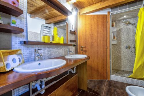 a bathroom with two sinks and a shower at Beb Mediterraneo Guest House in Porto Torres