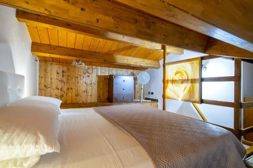 a bedroom with a large bed with a wooden ceiling at Beb Mediterraneo Guest House in Porto Torres
