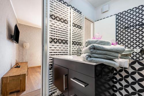 uma casa de banho com lavatório e toalhas num balcão em Wohnung Assenza em Brenzone sul Garda