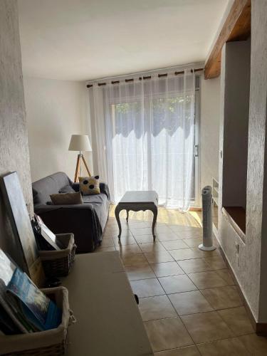 un salon avec un canapé et une table dans l'établissement 6LAM16 Maison typique avec toit-terrasse, à Collioure