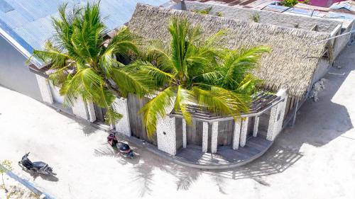 una vista aérea de un edificio con palmeras en Brickwood Veli, en Rasdu