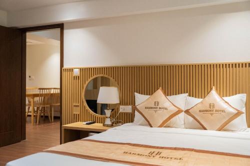 Katil atau katil-katil dalam bilik di Harmony HaLong Hotel