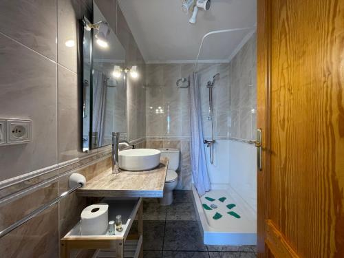 uma casa de banho com um lavatório, um WC e um chuveiro em Apartamento a un minuto de la playa de Levante em Benidorm