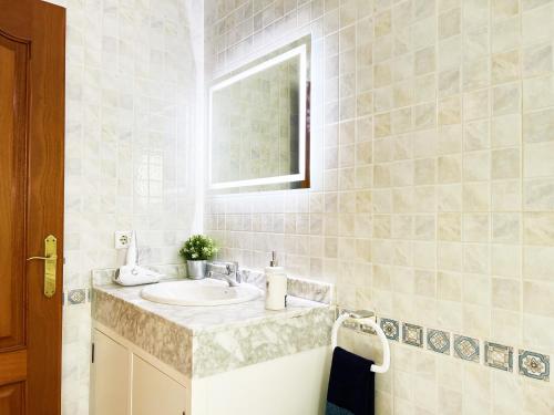 La salle de bains est pourvue d'un lavabo et d'un miroir. dans l'établissement LOS CHARCOS TERRACE VIEW, à Costa Teguise