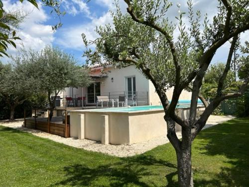 une maison avec une piscine dans une cour dans l'établissement Villa Coquelicot avec piscine privée et borne électrique, à Moussac