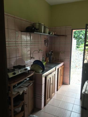 a kitchen with a sink and a counter top at Vicky Appartements Palmengarten Douala Maképè Belavie in Douala