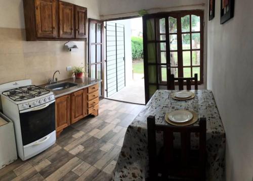 マル・デル・プラタにあるCasa parrilla patio estacionamientoのキッチン(コンロ、テーブル、椅子付)