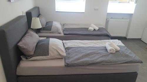 Letto o letti in una camera di Pension Bad Soden / Apartment and Rooms