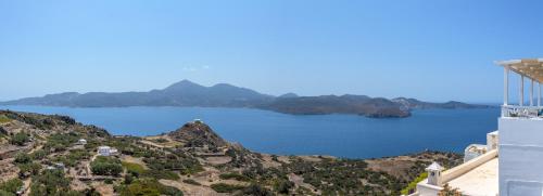 a view of the ocean from the side of a building at Studios Betty in Plaka Milou