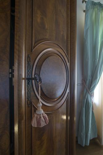 a wooden door with a round mirror on it at Palazzo Pacini in Colle Val D'Elsa