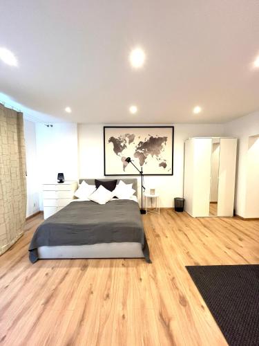 1 dormitorio con 1 cama grande y suelo de madera en X-Hain Kiezwohnung, en Berlín