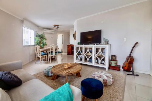 sala de estar con sofá y mesa en Oceana Suites en Ocean Drive, con piscina interior climatizada, en Punta del Este