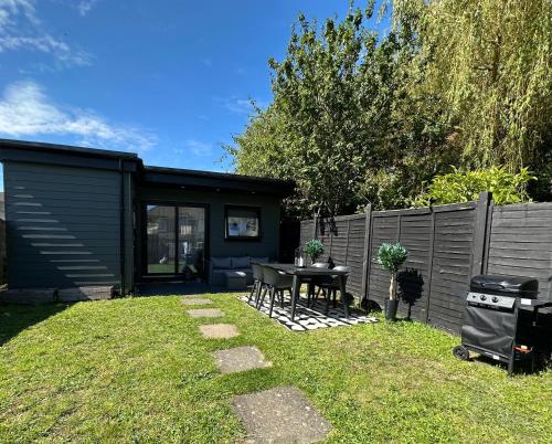 a small backyard with a table and a fence at 2 Bedroom Garden Studio in Cambridge City Centre with Parking in Cambridge