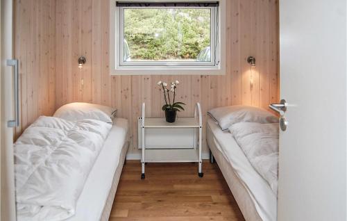 ブラーバンドにあるAmazing Home In Blvand With 4 Bedrooms, Sauna And Wifiの窓付きの小さな部屋のベッド2台