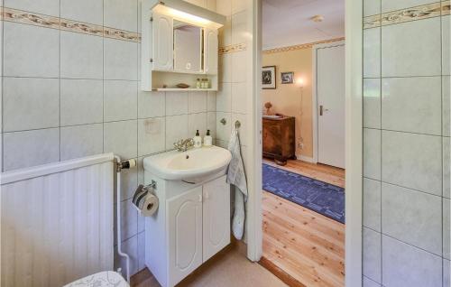 y baño blanco con lavabo y ducha. en 3 Bedroom Stunning Home In Fjllbacka, en Fjällbacka