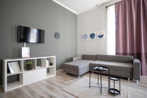 a living room with a couch and a tv at Beautiful New Apartment near City Center in Vienna