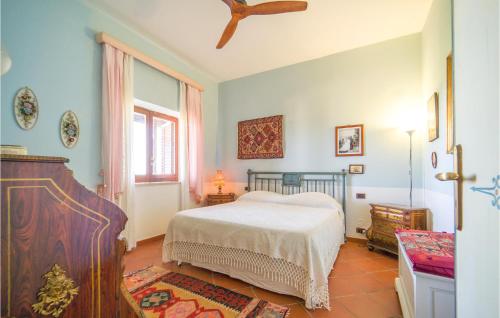 een slaapkamer met een bed en een raam bij Beautiful Home In Partinico pa With Outdoor Swimming Pool in Balestrate