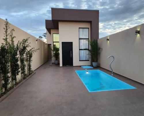 a swimming pool in front of a house at Casa em Brotas in Brotas