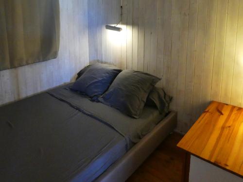 Katil atau katil-katil dalam bilik di UN CHALET EN BOIS A LA PLAGE