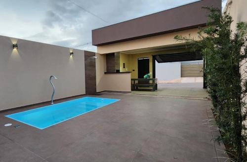 a swimming pool in the courtyard of a house at Casa em Brotas in Brotas