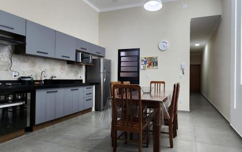 eine Küche mit einem Tisch und Stühlen im Zimmer in der Unterkunft Casa em Brotas in Brotas