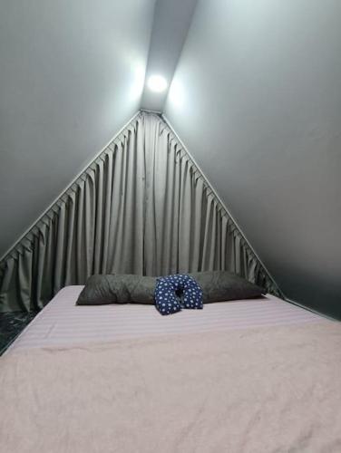 - un lit avec une tête de lit et des oreillers dans une chambre dans l'établissement Doğa içinde ferah yaşam, à Muğla
