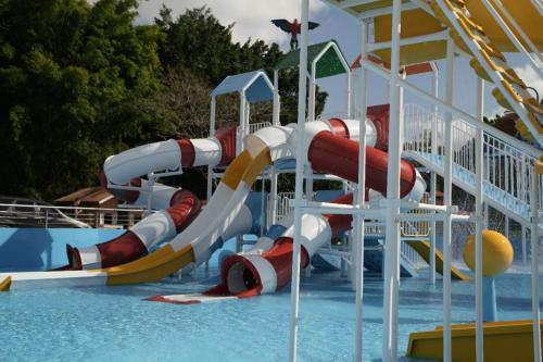 uno scivolo acquatico in un parco acquatico di Hotel Fazenda Ararita a Porto Feliz