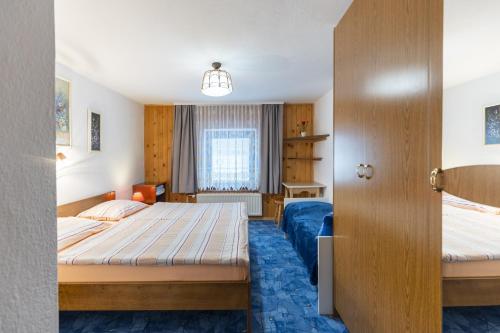 Habitación de hotel con 2 camas y ventana en Apartments Kocjanc en Bohinj