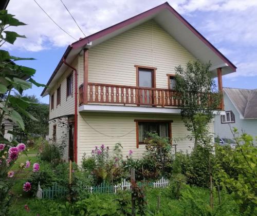 a house with a balcony on the side of it at Файна хата in Verkhovyna