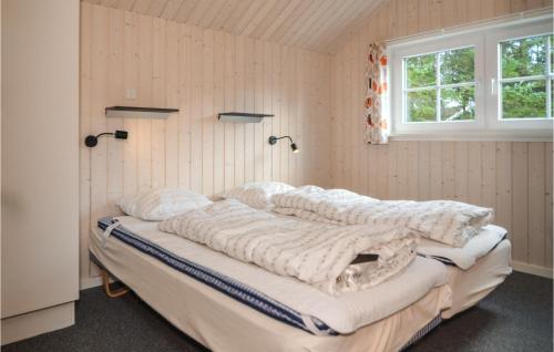 ブラーバンドにあるStunning Home In Blvand With 6 Bedrooms, Wifi And Indoor Swimming Poolのベッドルーム1室(枕付きのベッド1台、窓付)