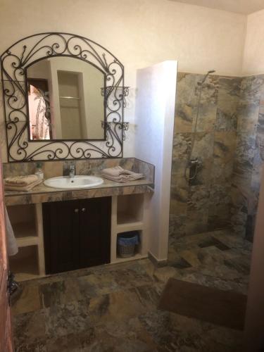 een badkamer met een wastafel en een spiegel bij Dar Tiziri Amizmiz in Marrakesh