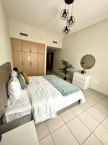 Postel nebo postele na pokoji v ubytování Brand New Furnished 1 Bedroom Apartment