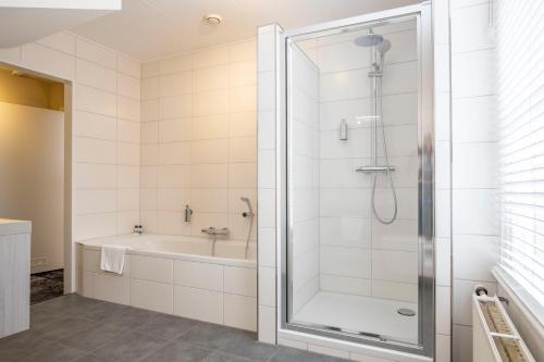 Ванная комната в Fletcher Hotel Landgoed Huis te Eerbeek