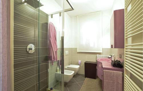 een badkamer met een toilet, een wastafel en een douche bij Stunning Home In Sirmione With Wifi in Sirmione