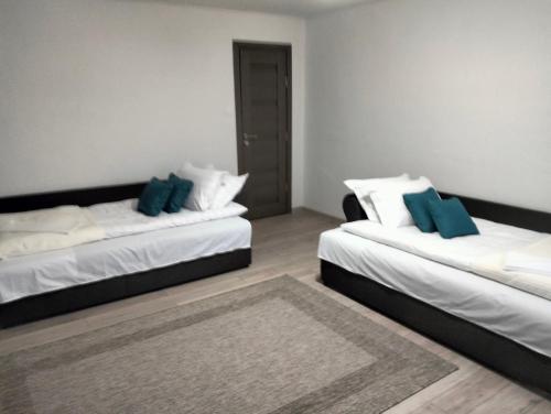 Un pat sau paturi într-o cameră la Kub A