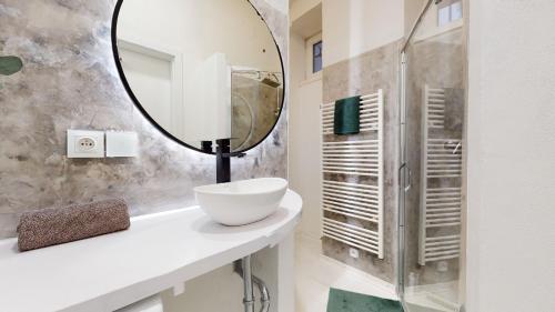 uma casa de banho com um lavatório e um espelho num balcão em New Stylish Place for Couple em Bratislava